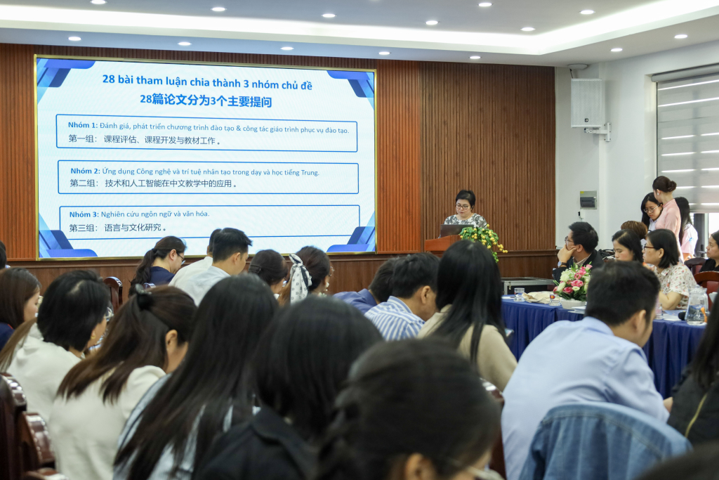 TS. Bùi Thị Hạnh Quyên báo cáo đề dẫn hội thảo nhằm đưa ra những góc nhìn tổng quan, sâu sắc về mục tiêu của hội thảo - Ảnh: QUỲNH NHƯ