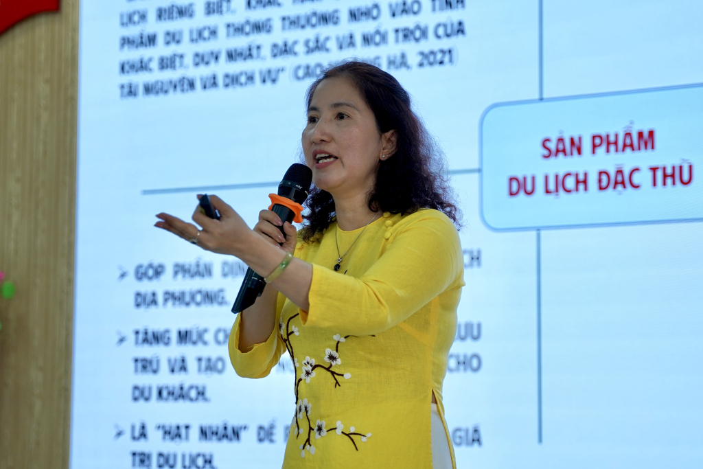 PGS.TS Ngô Thị Thu Trang báo các đề dẫn tại hội thảo - Ảnh: KHÁNH MY