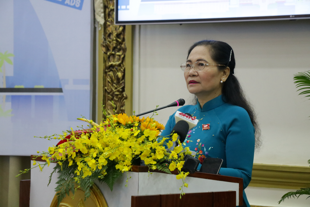 Đ/c Nguyễn Thị Lệ cho rằng quá trình triển khai quảng cáo còn nhiều bất cập, khó khăn - Ảnh: Nhật Ánh