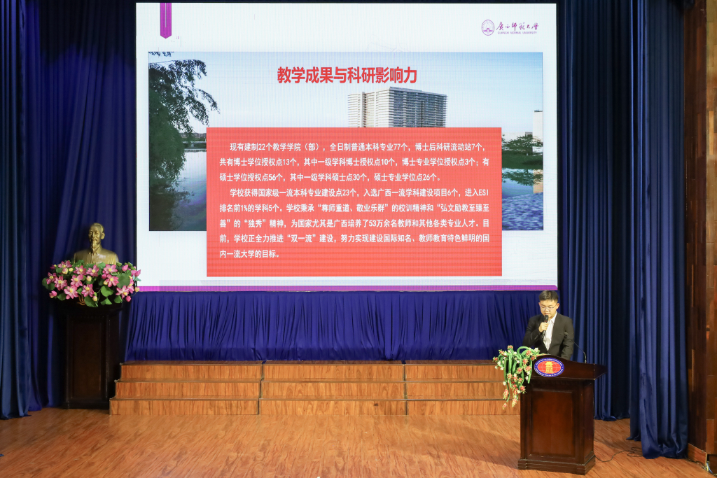 Sinh viên Vương Lợi Trình, đại diện Trường ĐHSP Quảng Tây chia sẻ quá trình hình thành và phát triển của trường - Ảnh: QUỲNH NHƯ