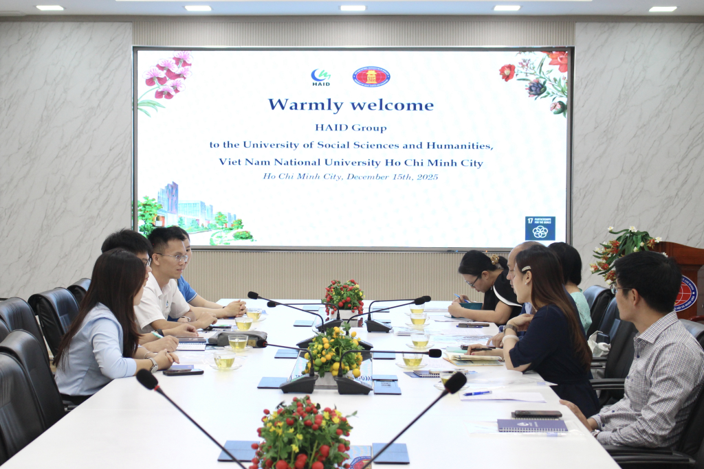 Buổi làm việc nhằm trao đổi, thống nhất định hướng hợp tác giữa hai đơn vị  -  Ảnh: ĐỨC DƯƠNG