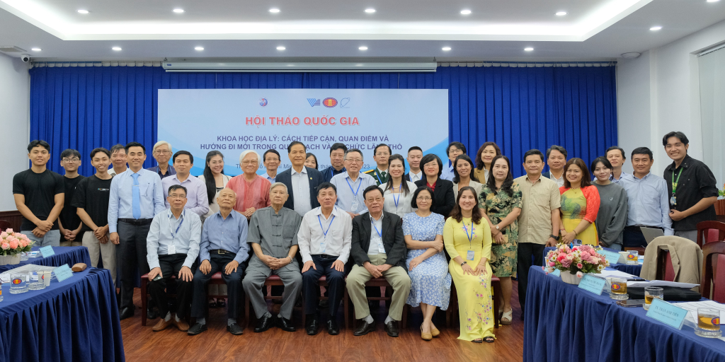 Các chuyên gia, thầy cô và người tham dự chụp ảnh lưu niệm sau buổi hội thảo - Ảnh: Huyền Linh