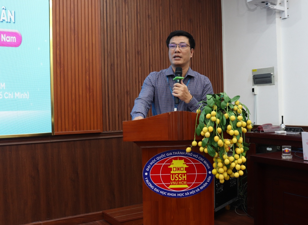 PGS.TS Lưu Văn Quyết nhấn mạnh Chính phủ số không chỉ là chuyển đổi mô hình hành chính lên môi trường số, mà là phương thức quản trị mới dựa trên dữ liệu và lấy người dân làm trung tâm - Ảnh: MINH THƯ