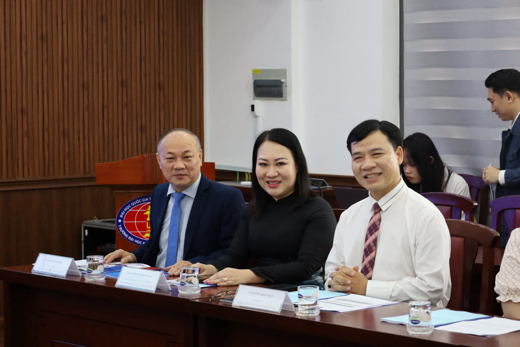 Đoàn chủ tọa bao gồm TS. Phan Thanh Định, PGS.TS Phan Thị Hồng Xuân, TS. Nguyễn Minh Nhựt bàn luận về các đề tài - Ảnh: Thanh Bình