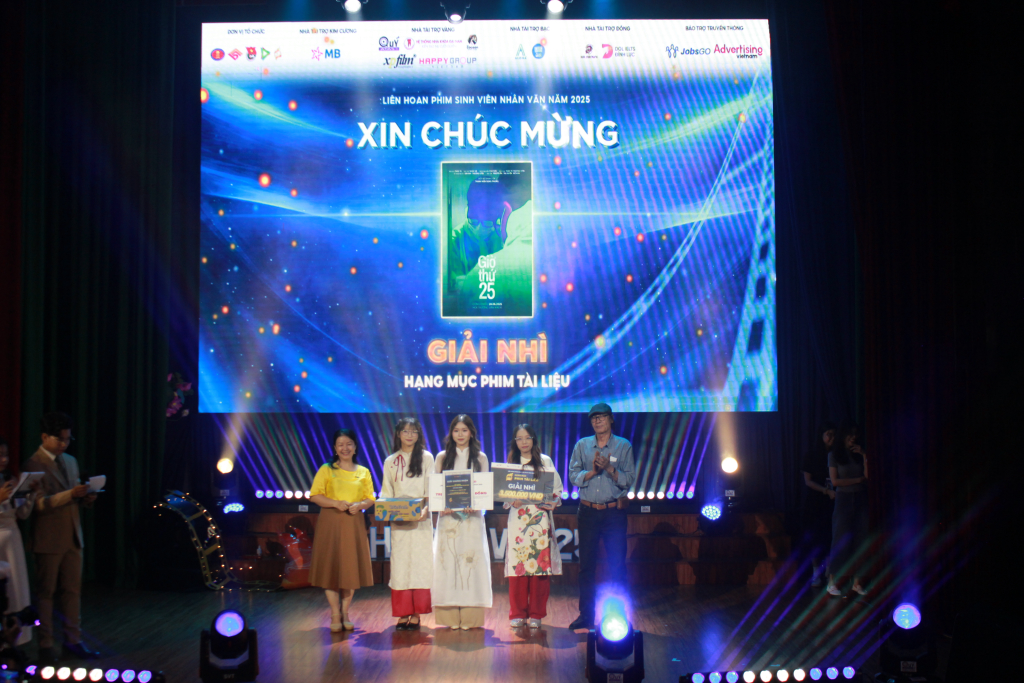 Đại diện đoàn phim Thanh niên xung phong nhận giải Nhì hạng mục Phim tài liệu - Ảnh: QUỲNH NHƯ