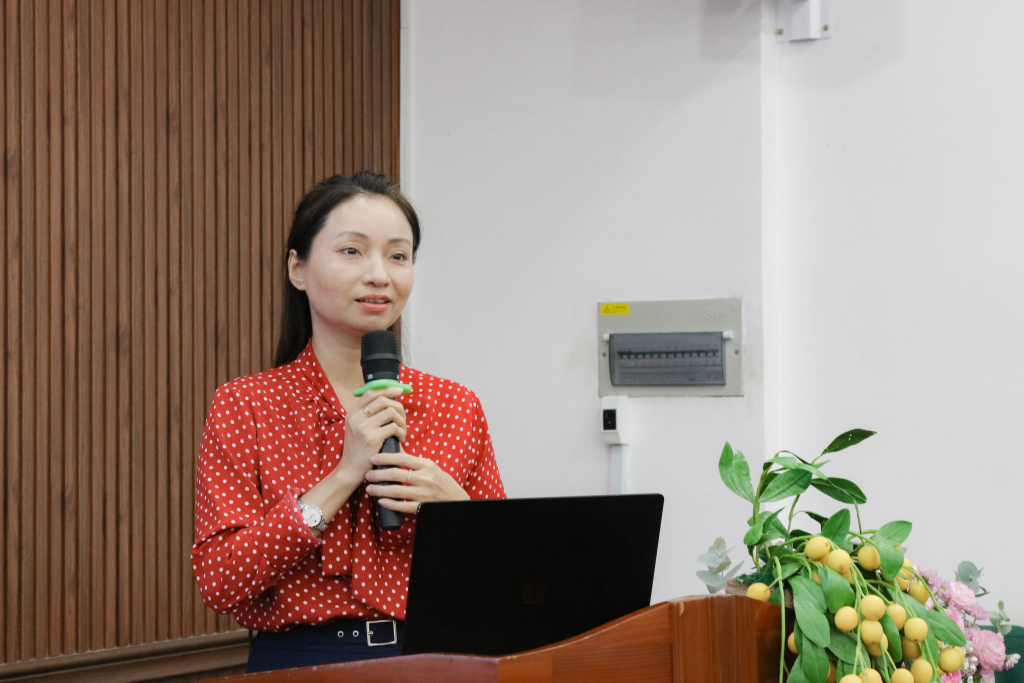 Bà Nguyễn Thi Thanh, Phó Trưởng phòng Công tác Hội đồng nhân dân TP.HCM đề xuất bốn nhóm giải pháp nhằm nâng cao hiệu lực thể chế, củng cố năng lực, đổi mới giám sát đầu tư công và hoàn thiện cơ chế giám sát xã hội hóa - Ảnh: MỸ NGÂN