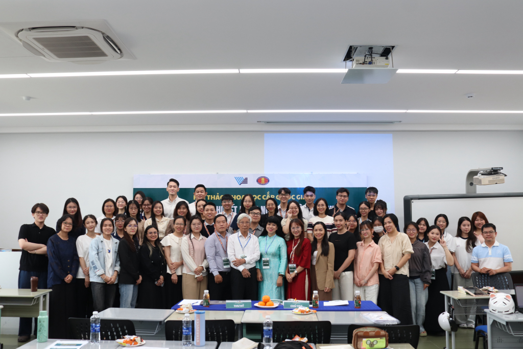 Các đại biểu của Tiểu ban Ngôn ngữ học ứng dụng cùng các nghiên cứu sinh, dự bị tiến sĩ, học viên cao học, sinh viên chụp ảnh lưu niệm - Ảnh: MINH THƯ