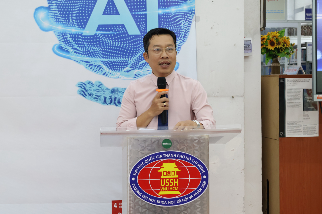 Thầy nhấn mạnh thư viện hiện đại không còn bị giới hạn bởi không gian vật lý truyền thống - Ảnh: QUỲNH NHƯ
