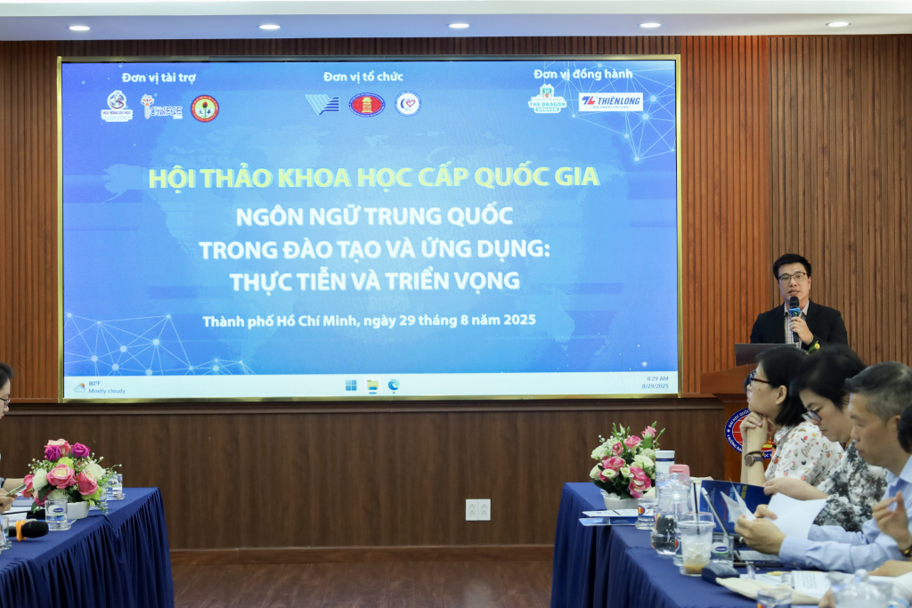PGS.TS. Lưu Văn Quyết nhấn mạnh ý nghĩa của hội thảo cho ngành Ngôn ngữ Trung Quốc tại Việt Nam - Ảnh: QUỲNH NHƯ