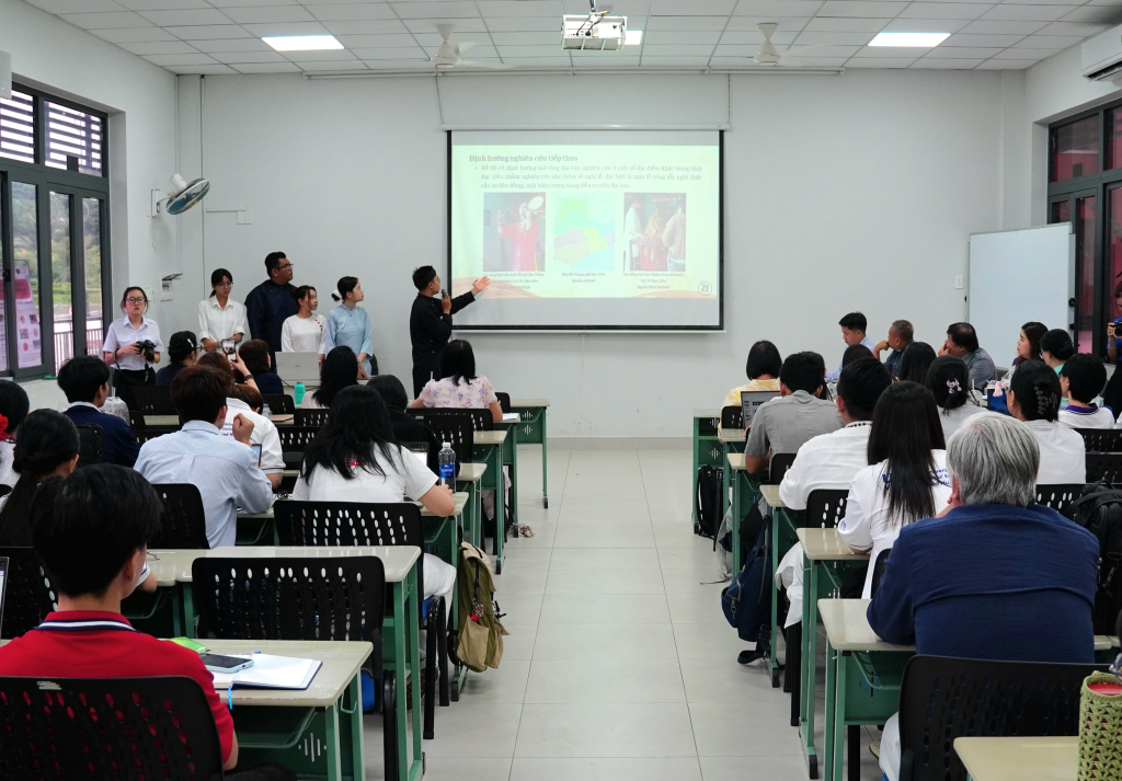 Nhóm sinh viên Khoa Nhân học trình bày về đề tài: “Tín ngưỡng Thờ Mẫu của người Việt ở Thành phố Bạc Liêu - Ảnh: THANH HẢI