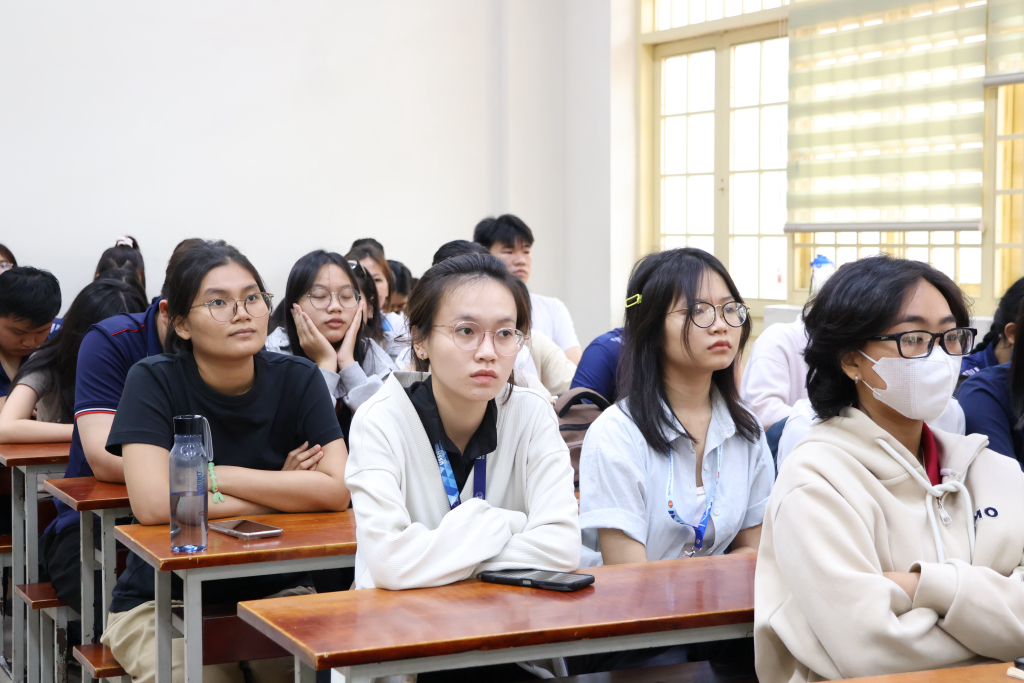 Đông đảo sinh viên tham dự tại các phòng tiểu ban - Ảnh: THÚY QUỲNH