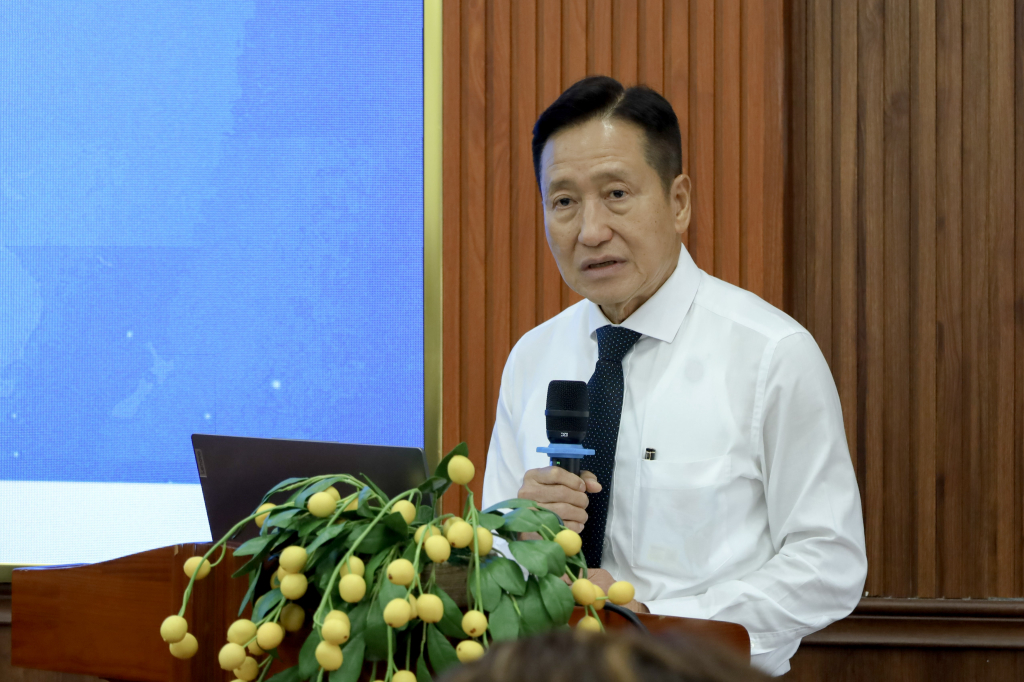 Ông Cổ Gia Thọ phát biểu chúc mừng hội thảo - Ảnh: QUỲNH NHƯ