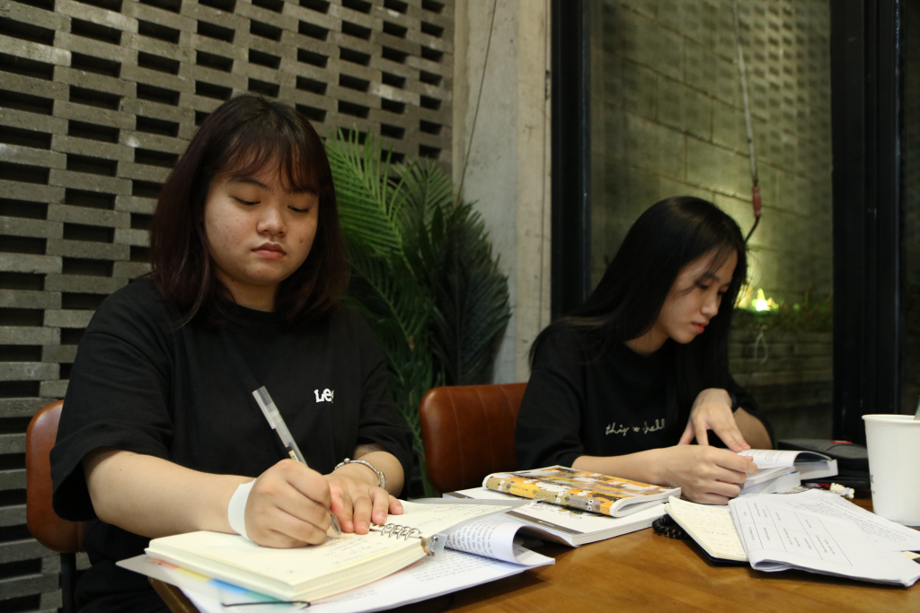 Bạn Phương Thảo và bạn Minh Anh (sinh viên năm nhất khoa Văn hóa học) thường ôn tập qua đêm tại quán cà phê - Ảnh: Phạm Trí