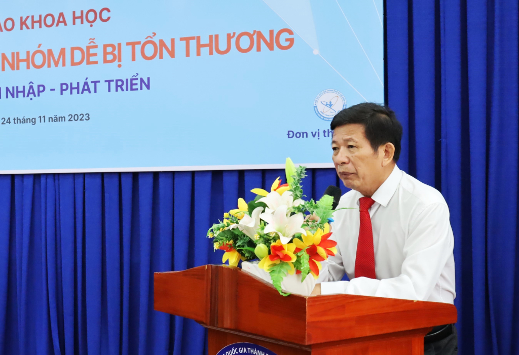 TS. Huỳnh Văn Chẩn báo cáo đề dẫn hội thảo - Ảnh: Nhật Ánh
