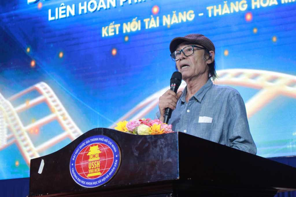 Thầy Sơn nhận xét trong niềm tự hào về những tác phẩm mà các thí sinh mang đến - Ảnh: QUỲNH NHƯ