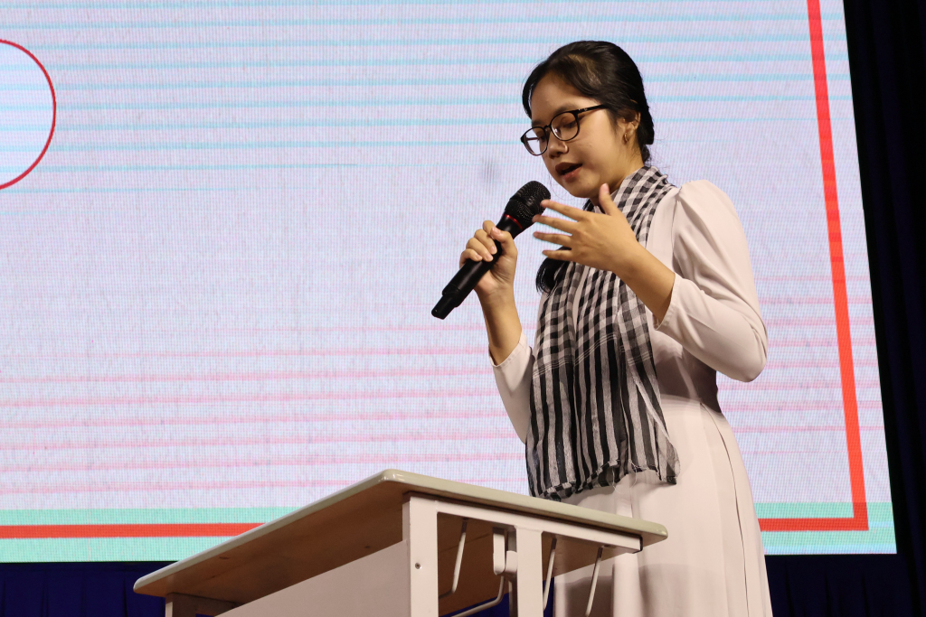 Thí sinh Lê Ngọc Vy, khoa Lịch sử và Quan hệ quốc tế, thể hiện tư duy lập luận sắc bén và bản lĩnh nhạy bén qua những màn tranh biện kịch tính - Ảnh: KHÁNH BĂNG